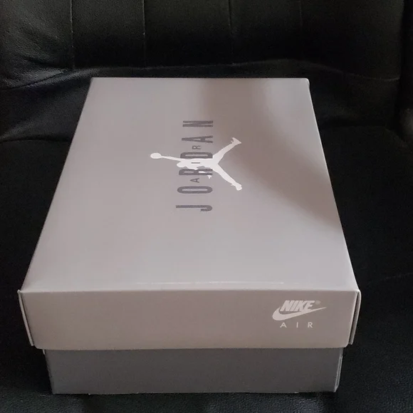 AIR JORDAN 11 RETRO (GS) 'Cool Grey' 2021 - Picture 13 of 16